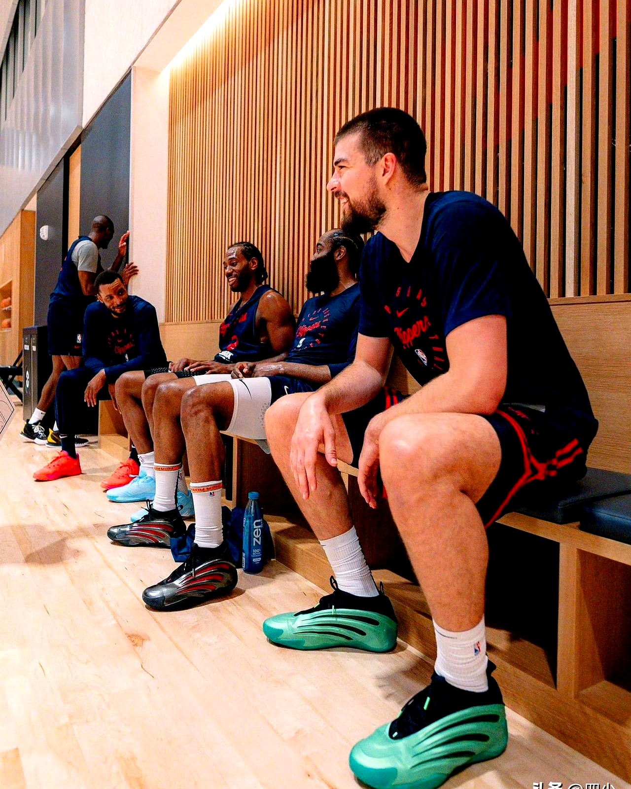 乐鱼-包含加时末段洛杉矶湖人调整名单以备意大利杯,完成体检环节打磨,态度坚定,更衣室氛围转暖的词条